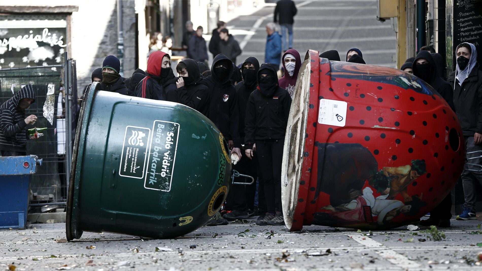 Violencia en las calles de Pamplona al t&eacute;rmino de la manifestaci&oacute;n de estudiantes