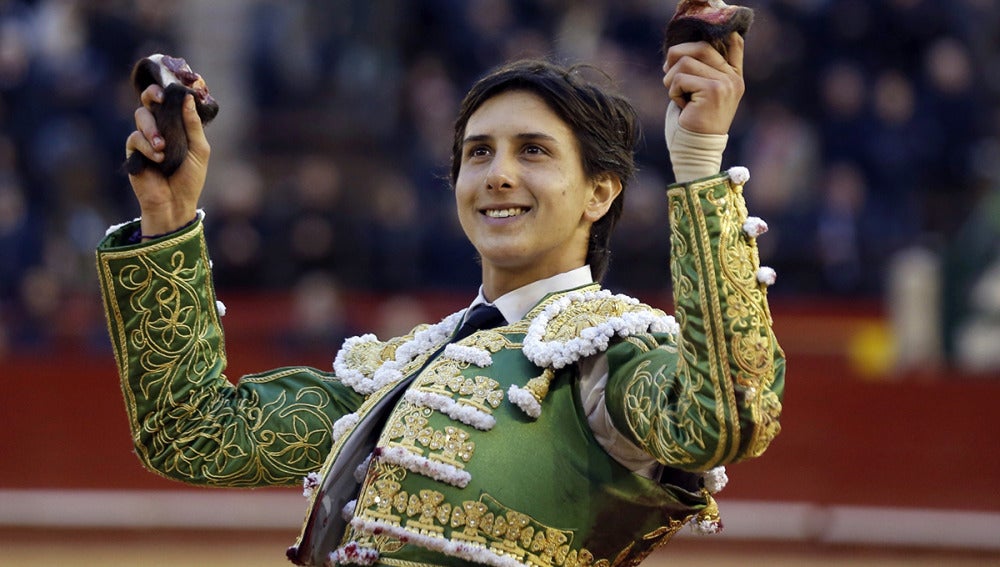 El torero peruano Andrés Roca Rey, con las dos orejas de su cuarto toro