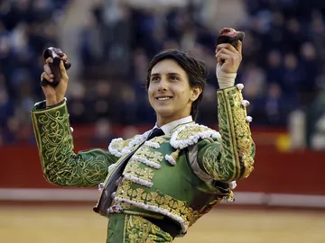 El torero peruano Andrés Roca Rey, con las dos orejas de su cuarto toro El torero peruano Andrés Roca Rey, con las dos orejas de su cuarto toro