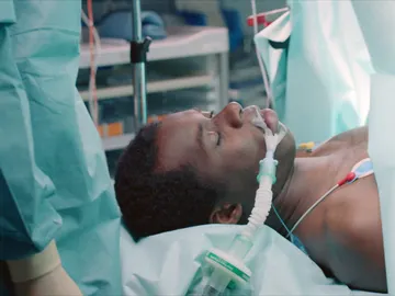 Nelson Diop en la sala de quirófano Nelson Diop en la sala de quirófano