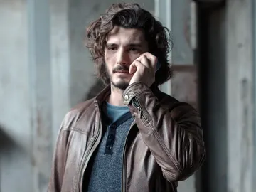 Víctor llama por teléfono Víctor llama por teléfono