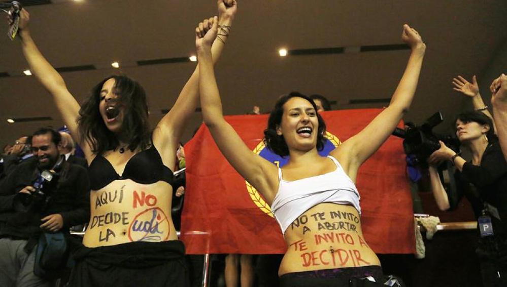 Mujeres celebran la decisión de los diputados chilenos