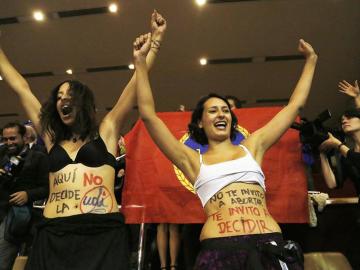 Mujeres celebran la decisión de los diputados chilenos