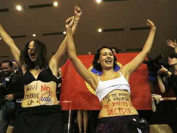 Mujeres celebran la decisión de los diputados chilenos Mujeres celebran la decisión de los diputados chilenos
