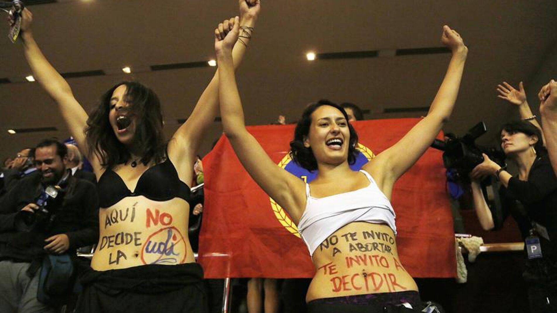 Mujeres celebran la decisi&oacute;n de los diputados chilenos