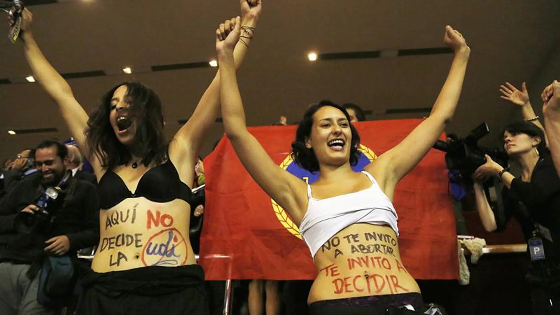 Mujeres celebran la decisión de los diputados chilenos Mujeres celebran la decisión de los diputados chilenos