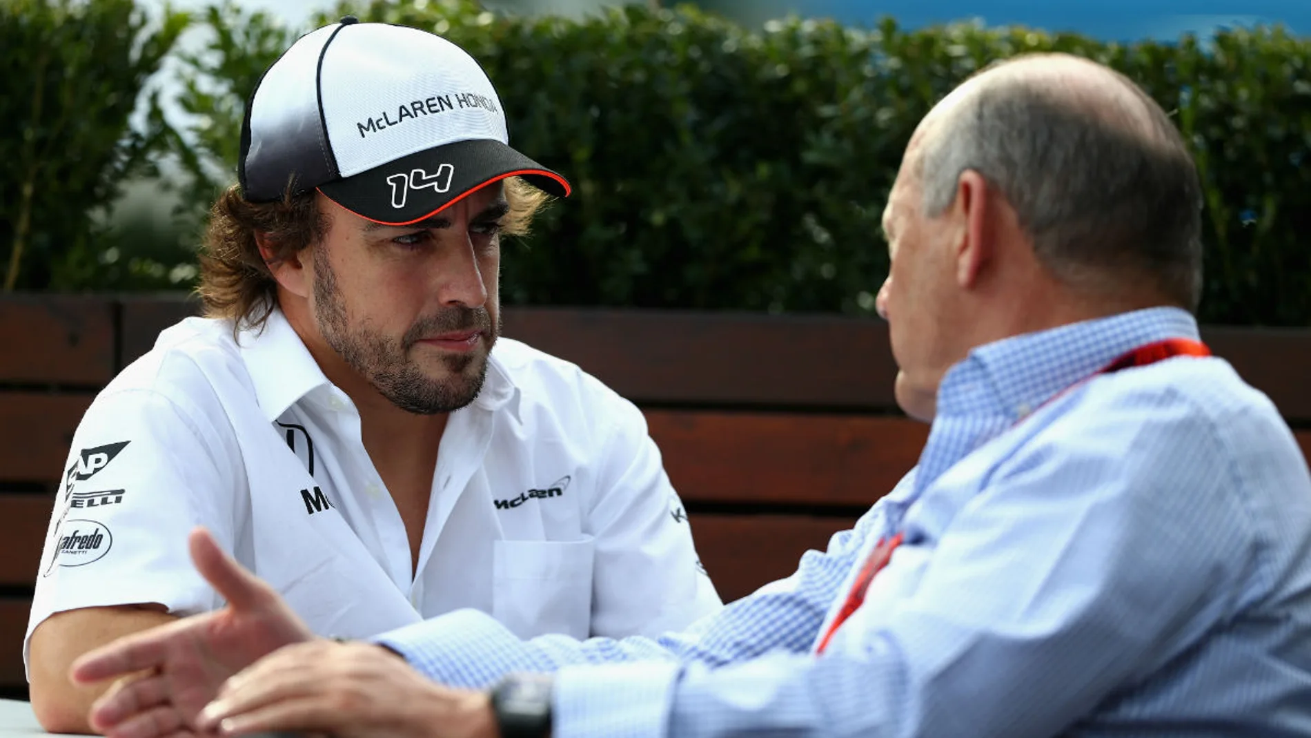 Fernando Alonso charla con Ron Dennis en Melbourne