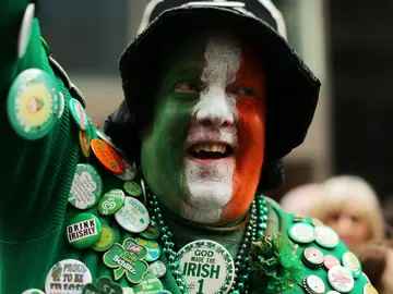 Un hombre celebrando San Patricio en Irlanda Un hombre celebrando San Patricio en Irlanda