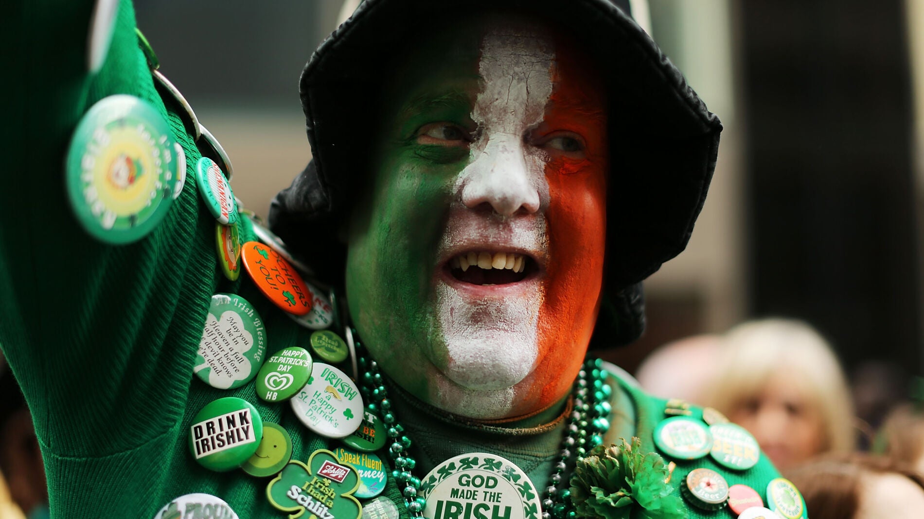 Un hombre celebrando San Patricio en Irlanda