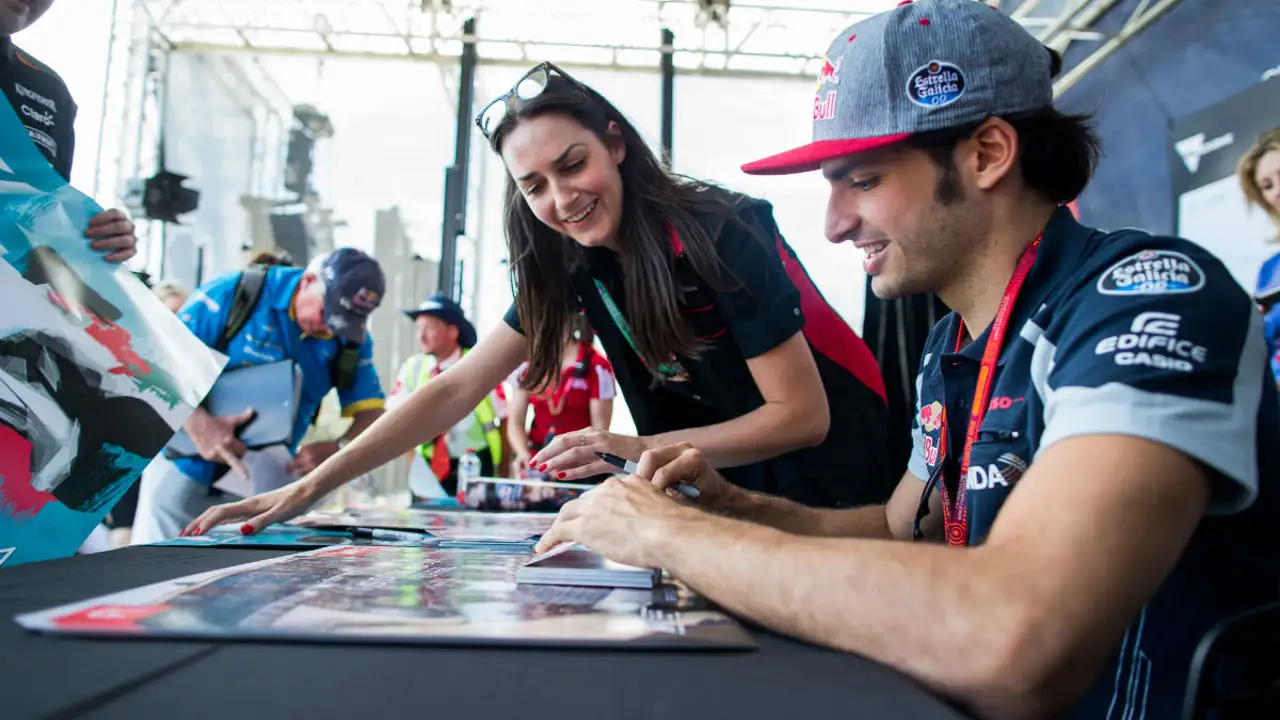 Carlos Sainz atiende a los fans en Albert Park