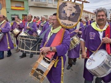 Vecinos del pueblo participan en la Tamborrada de Tobarra