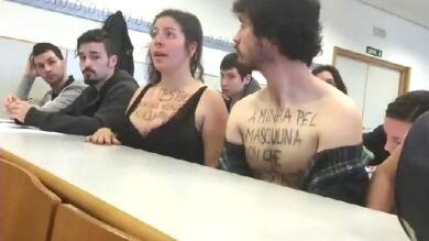 La alumna despreciada: “Nos dijo que no se podía concentrar con mi escote”