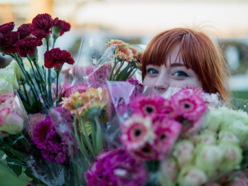 La flores rodean a una joven por primavera