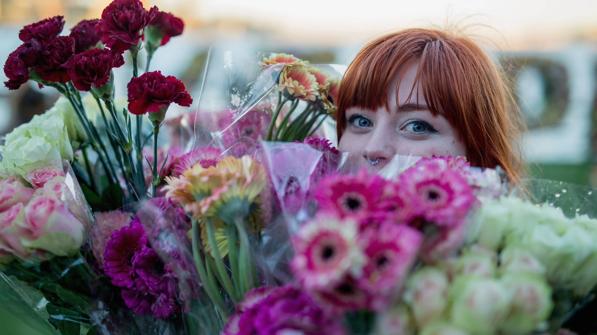 La flores rodean a una joven por primavera La flores rodean a una joven por primavera