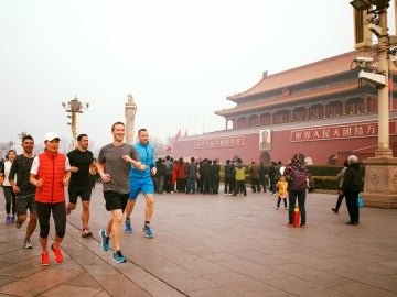 Imagen de la polémica de Mark Zuckerberg corriendo por el centro de Pekín