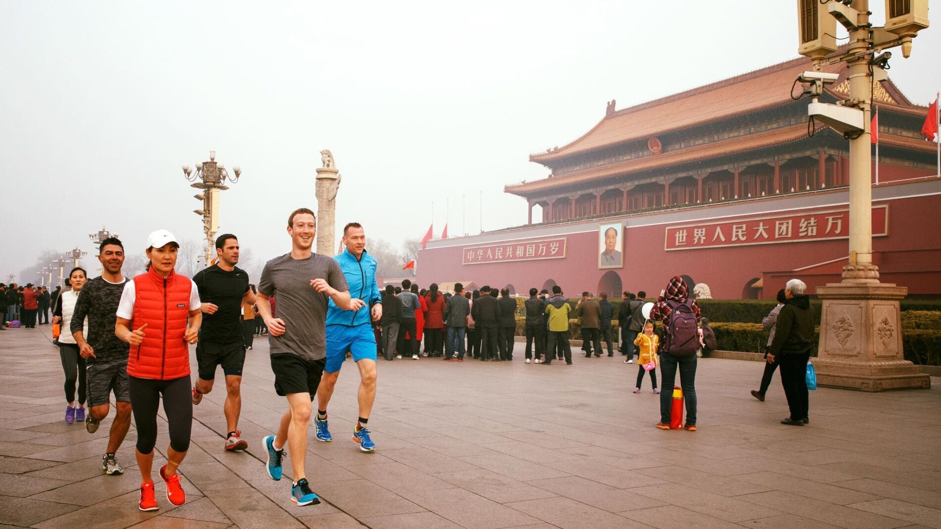Imagen de la pol&eacute;mica de Mark Zuckerberg corriendo por el centro de Pek&iacute;n