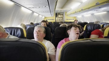 Dos pasajeros durmiendo en un viaje de avión