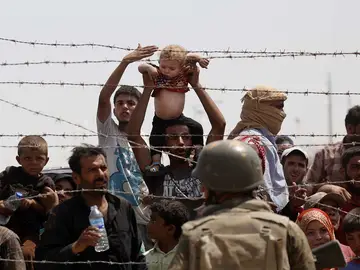 Varios refugiados aguardan en la frontera Varios refugiados aguardan en la frontera