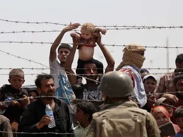 Varios refugiados aguardan en la frontera Varios refugiados aguardan en la frontera
