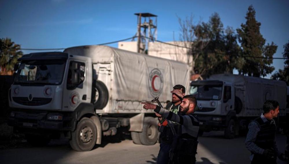 Dos hombres vigilaban los camiones de Naciones Unidas con ayuda humanitaria