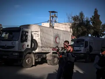 Dos hombres vigilaban los camiones de Naciones Unidas con ayuda humanitaria Dos hombres vigilaban los camiones de Naciones Unidas con ayuda humanitaria