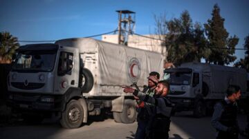 Dos hombres vigilaban los camiones de Naciones Unidas con ayuda humanitaria