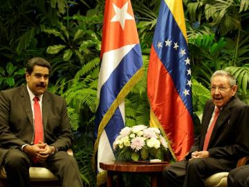 Raúl Castro junto a Nicolás Maduro