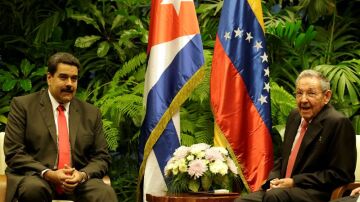 Raúl Castro junto a Nicolás Maduro