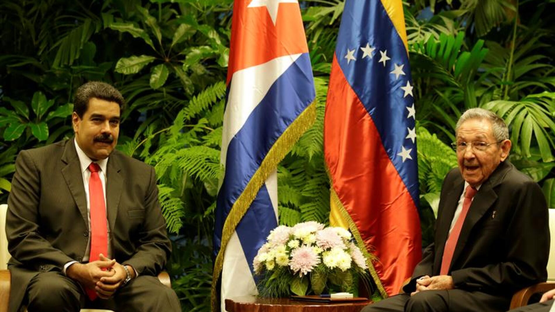 Ra&uacute;l Castro junto a Nicol&aacute;s Maduro