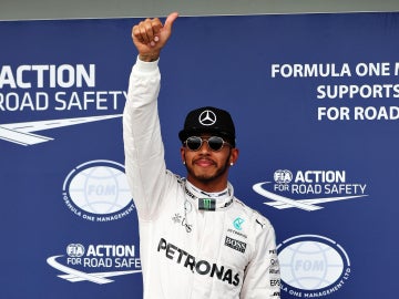 Lewis Hamilton levanta el pulgar tras lograr la pole en Australia