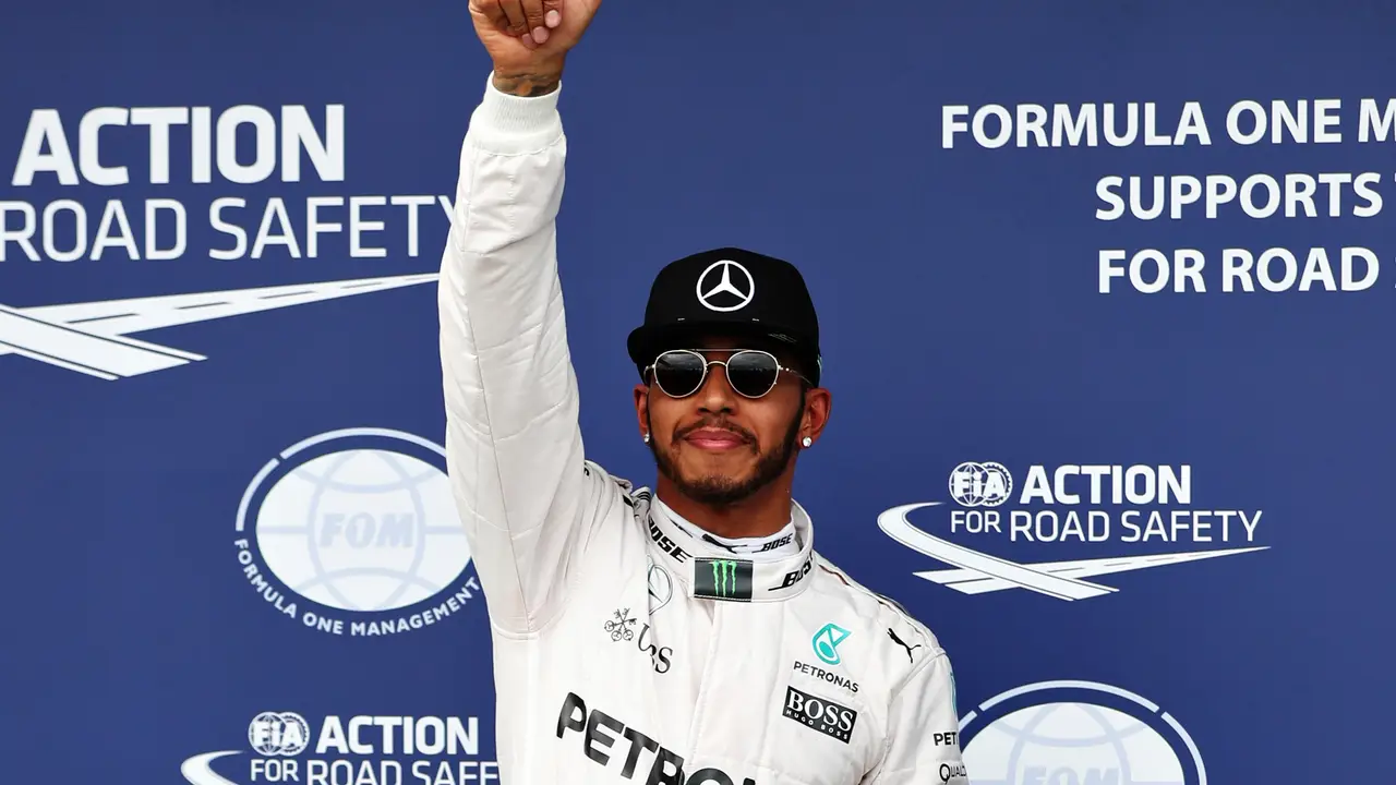 Lewis Hamilton levanta el pulgar tras lograr la pole en Australia