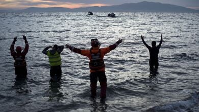 Grecia traslada a los refugiados de las islas al continente antes de que entre en vigor el acuerdo entre la UE y Turquía