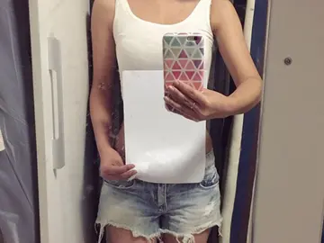 Oculta su cintura tras un folio Oculta su cintura tras un folio