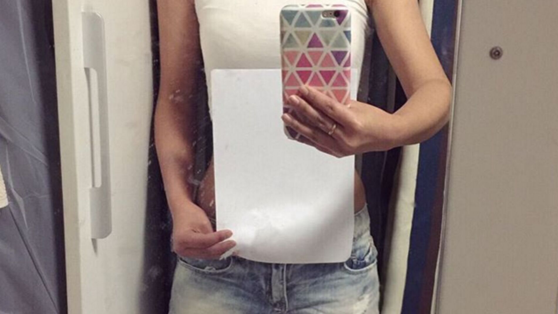 Oculta su cintura tras un folio