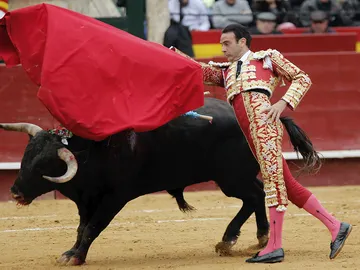 El torero Enrique Ponce durante la lidia al primero de su lote El torero Enrique Ponce durante la lidia al primero de su lote