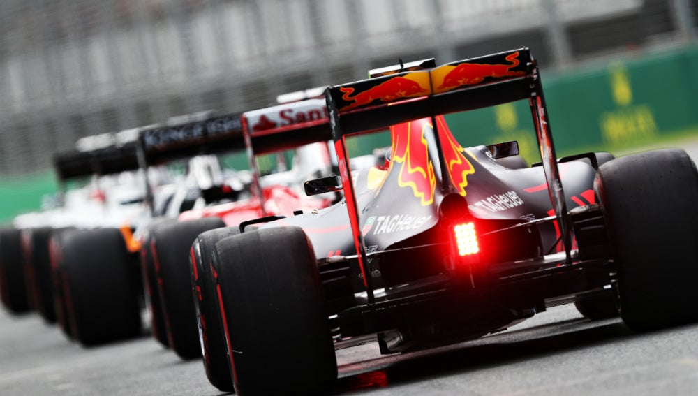 Coches esperando en el 'pit lane' para salir a clasificaci&oacute;n