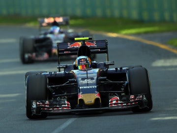 Carlos Sainz en el GP de Australia con Verstappen muy cerca