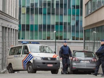 Un vehículo de la policía bloqueando una calle cerca de la oficina de la policía federal en Bruselas