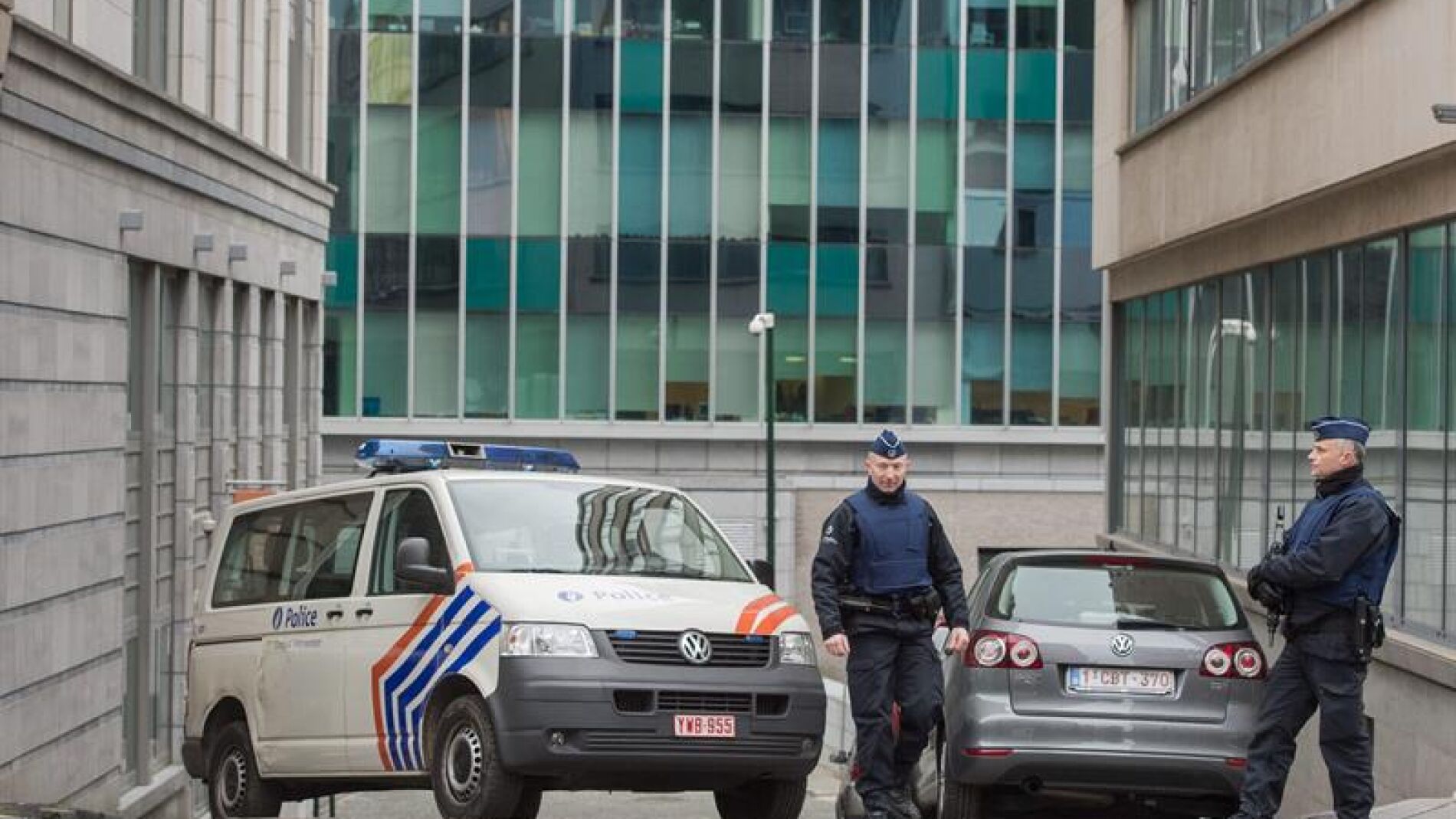 Un veh&iacute;culo de la polic&iacute;a bloqueando una calle cerca de la oficina de la polic&iacute;a federal en Bruselas