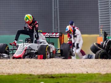 Gutérrez sale de su coche tras el accidente con Alonso al fondo