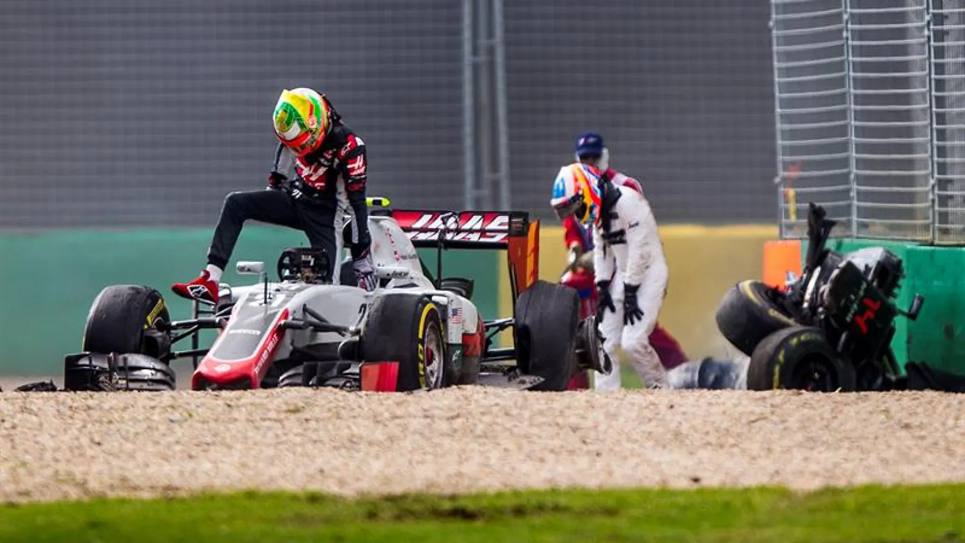Gutérrez sale de su coche tras el accidente con Alonso al fondo