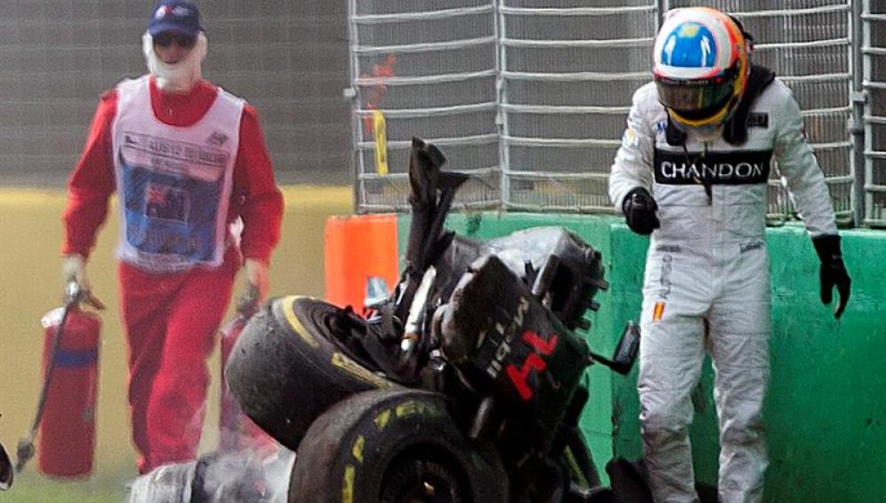 Fernando Alonso abandona por su propie pie el monoplaza tras el accidente