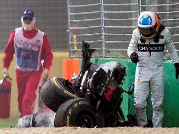 Fernando Alonso abandona por su propie pie el monoplaza tras el accidente
