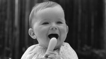 Una imagen en blanco y negro de un bebé sonriendo