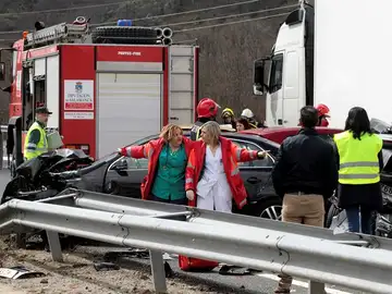 Los servicios de emergencia trabajan en el lugar del accidente Los servicios de emergencia trabajan en el lugar del accidente