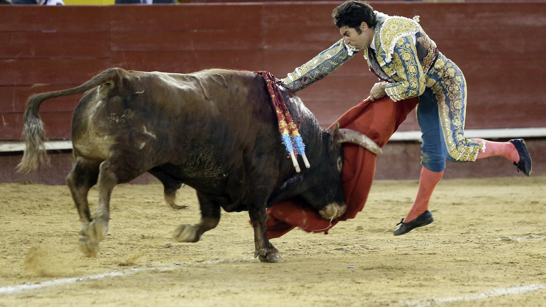 El torero Cayetano Rivera, durante la faena a su segundo toro. 