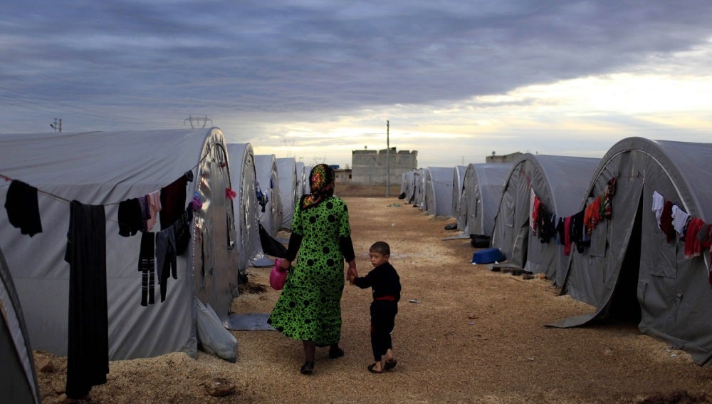 Una madre y su hijo en un campo de refugiados