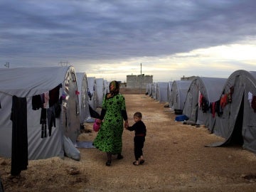 Una madre y su hijo en un campo de refugiados