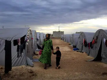Una madre y su hijo en un campo de refugiados Una madre y su hijo en un campo de refugiados