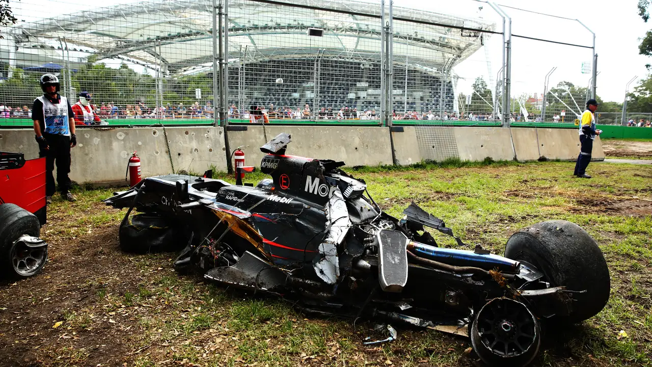 El McLaren de Alonso, totalmente destrozado